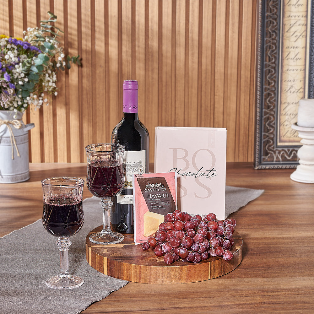 Kosher Wine Gift Basket with Red Grapes and Premium Cheese – how the gift is presented