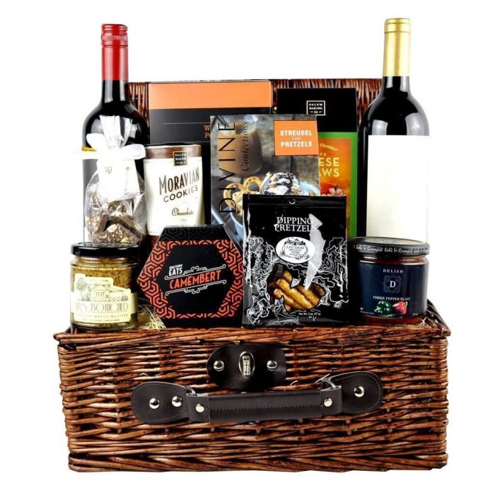 Premium Wine Gift Basket with Cheese Straws and Crackers – how the gift is presented