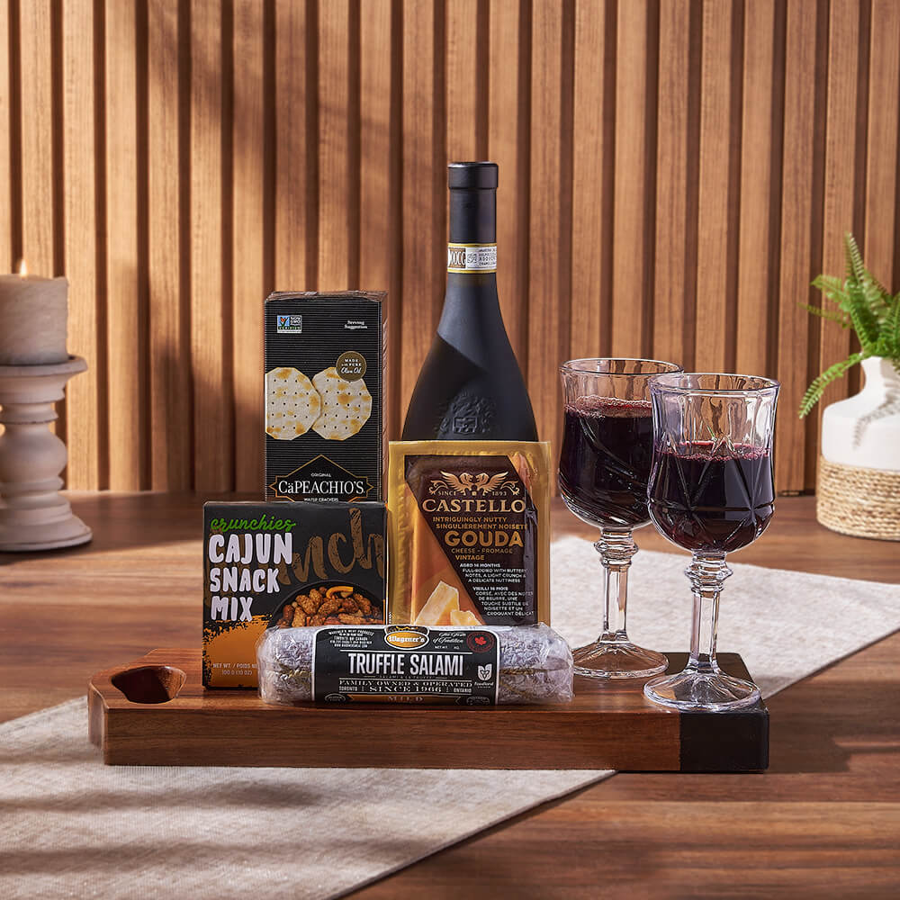 Wine Basket with Salami and Crackers – how the gift is presented