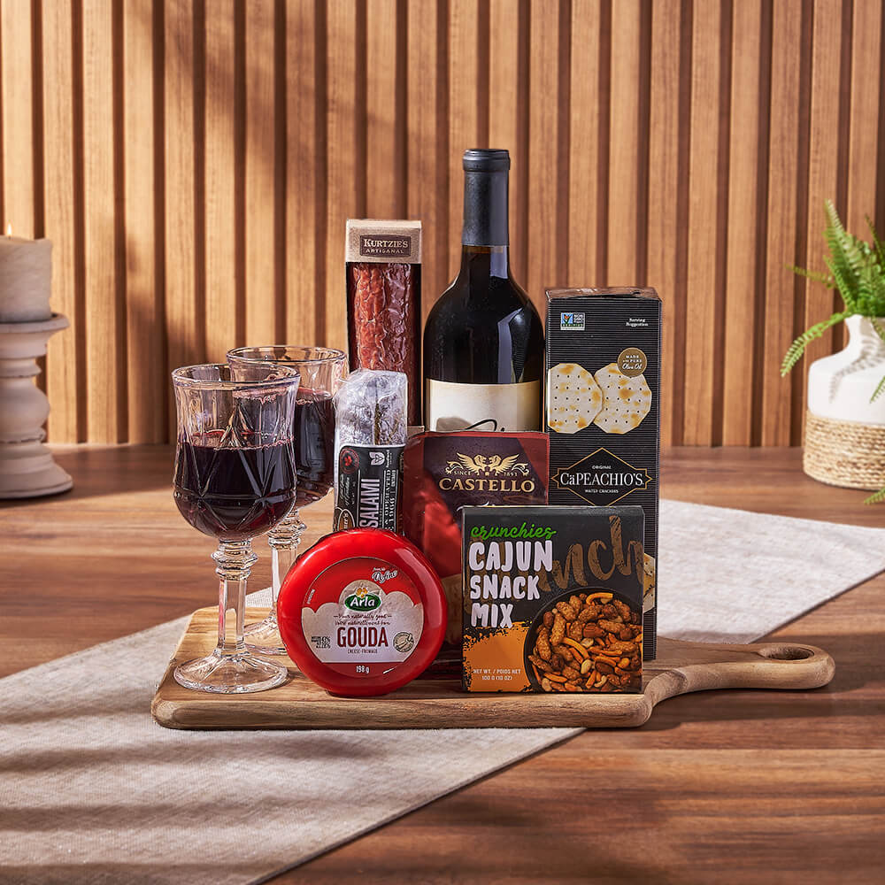 Wine Basket with Gouda and Salami – how the gift is presented