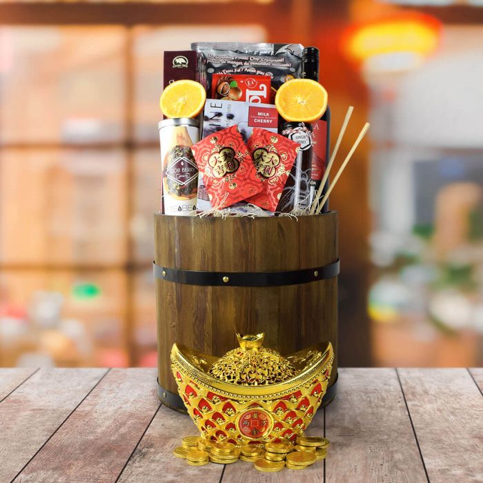 Festive Wine Gift in Wooden Half Barrel with Chocolate and Citrus – how the gift is presented