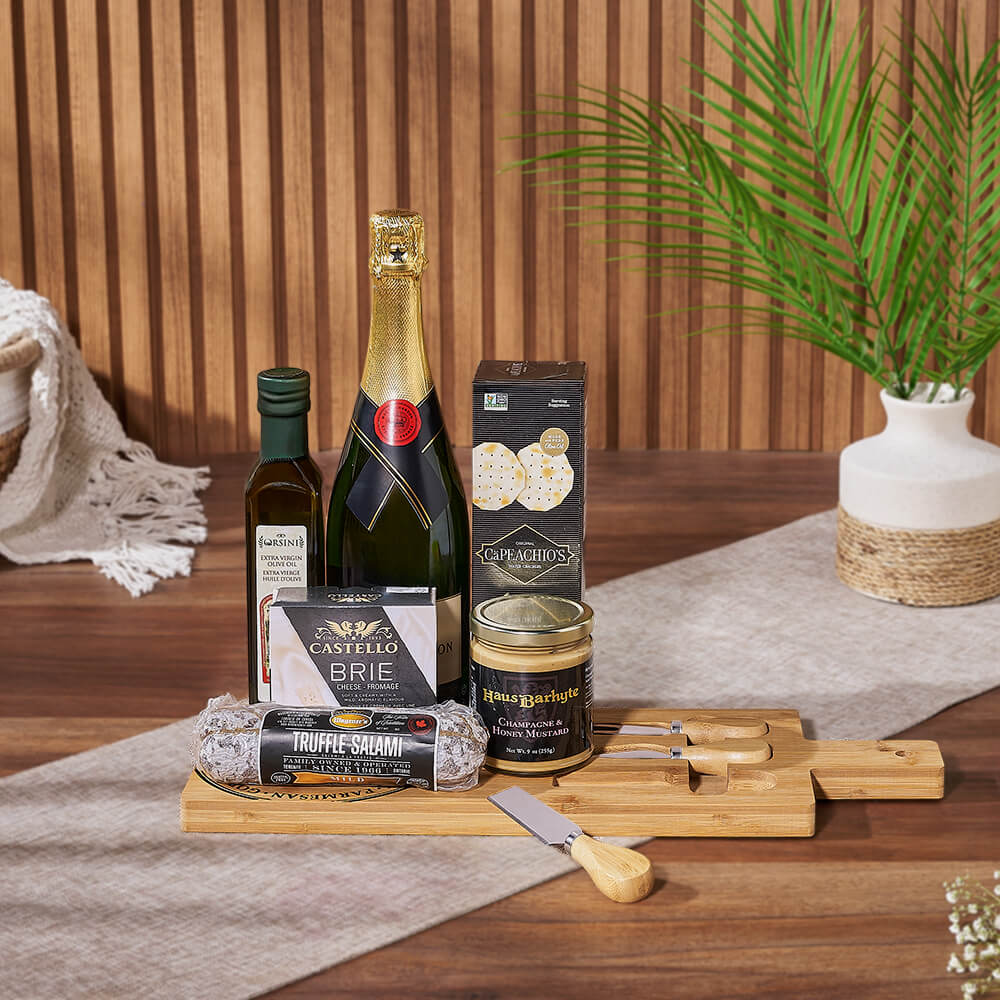 Sparkling Wine Gift Basket with Capeachio's Crackers and Bamboo Cheese Board – how the gift is presented