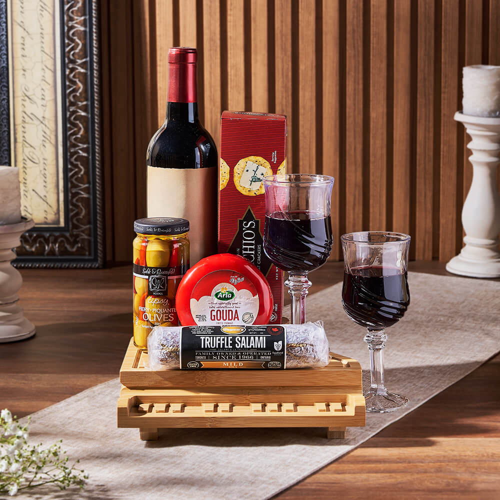 Piano-Shaped Bamboo Cheese Board with Wine Gift Basket – how the gift is presented