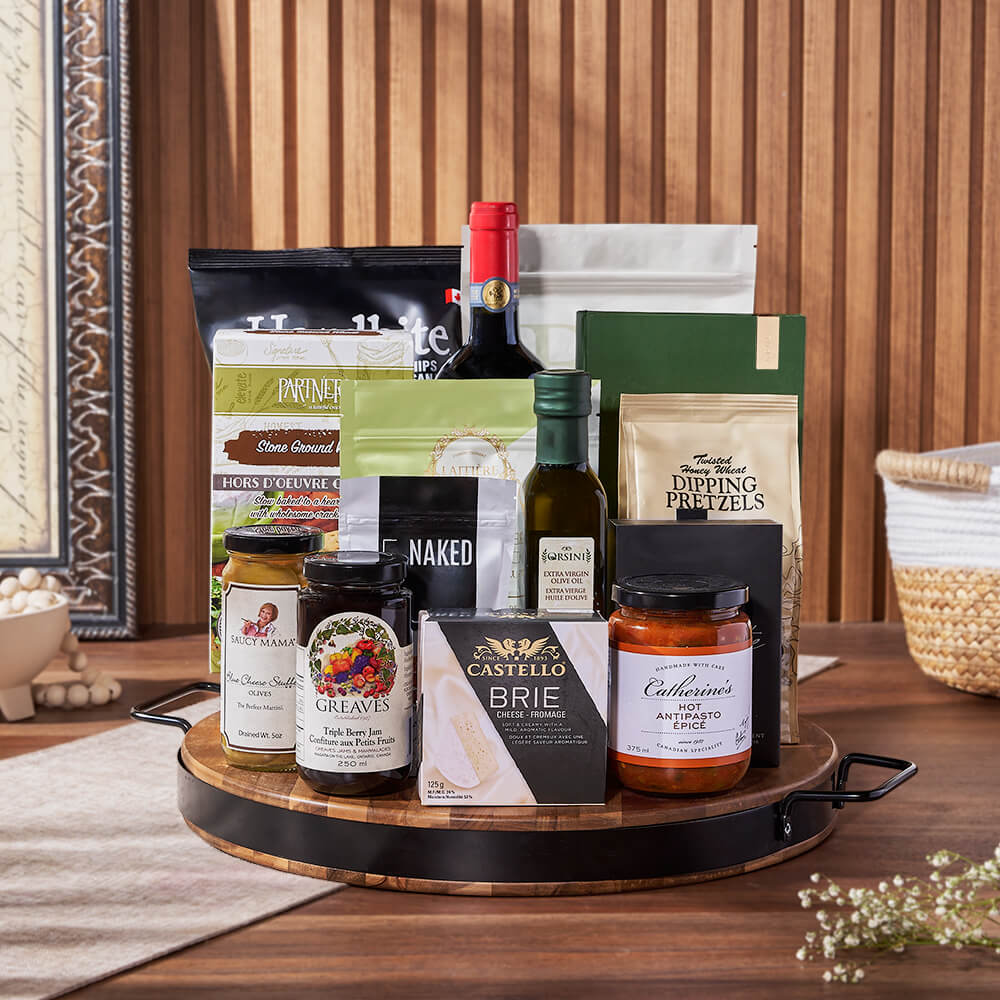 Gourmet Wine Gift Basket with Cheese and Snacks – how the gift is presented