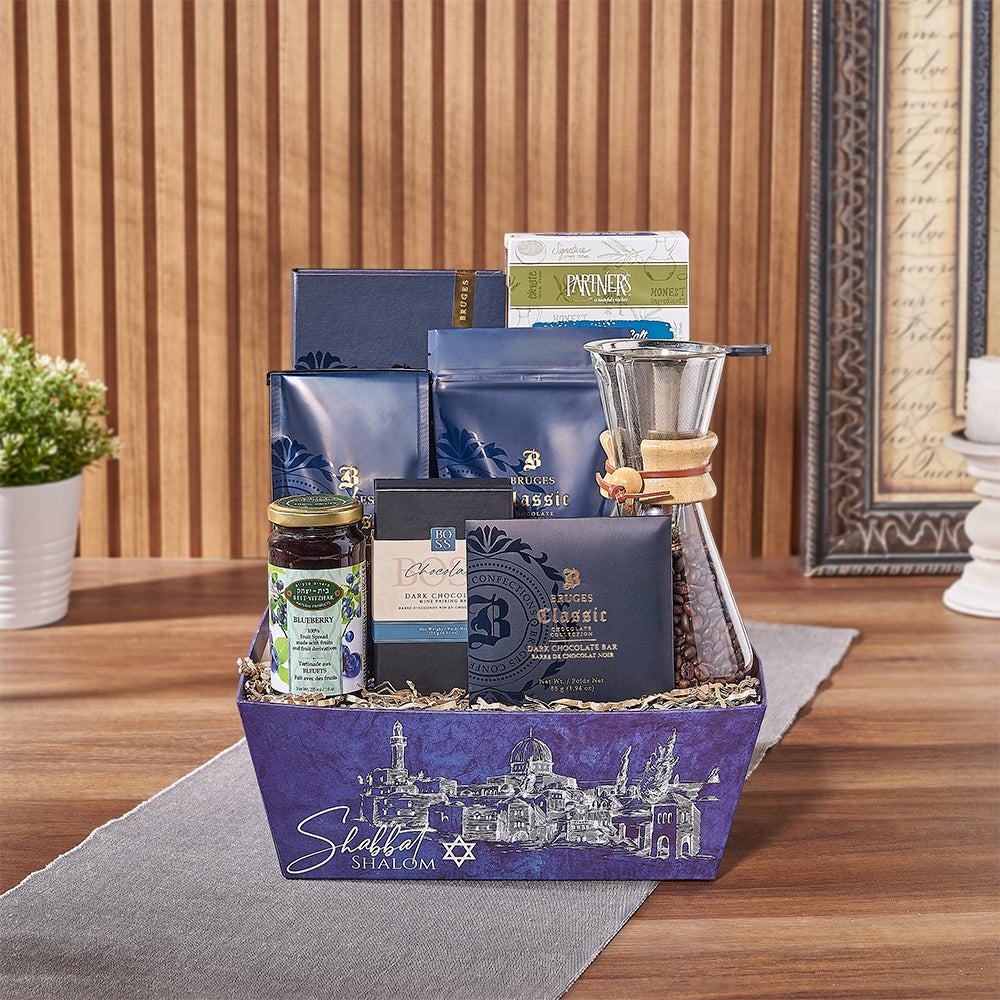 Kosher Blue Market Tray and Gourmet Snack Basket – how the gift is presented