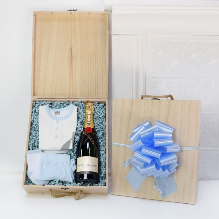 Champagne Welcome Gift for Baby Boy with Kushies Clothes and Socks – how the gift is presented