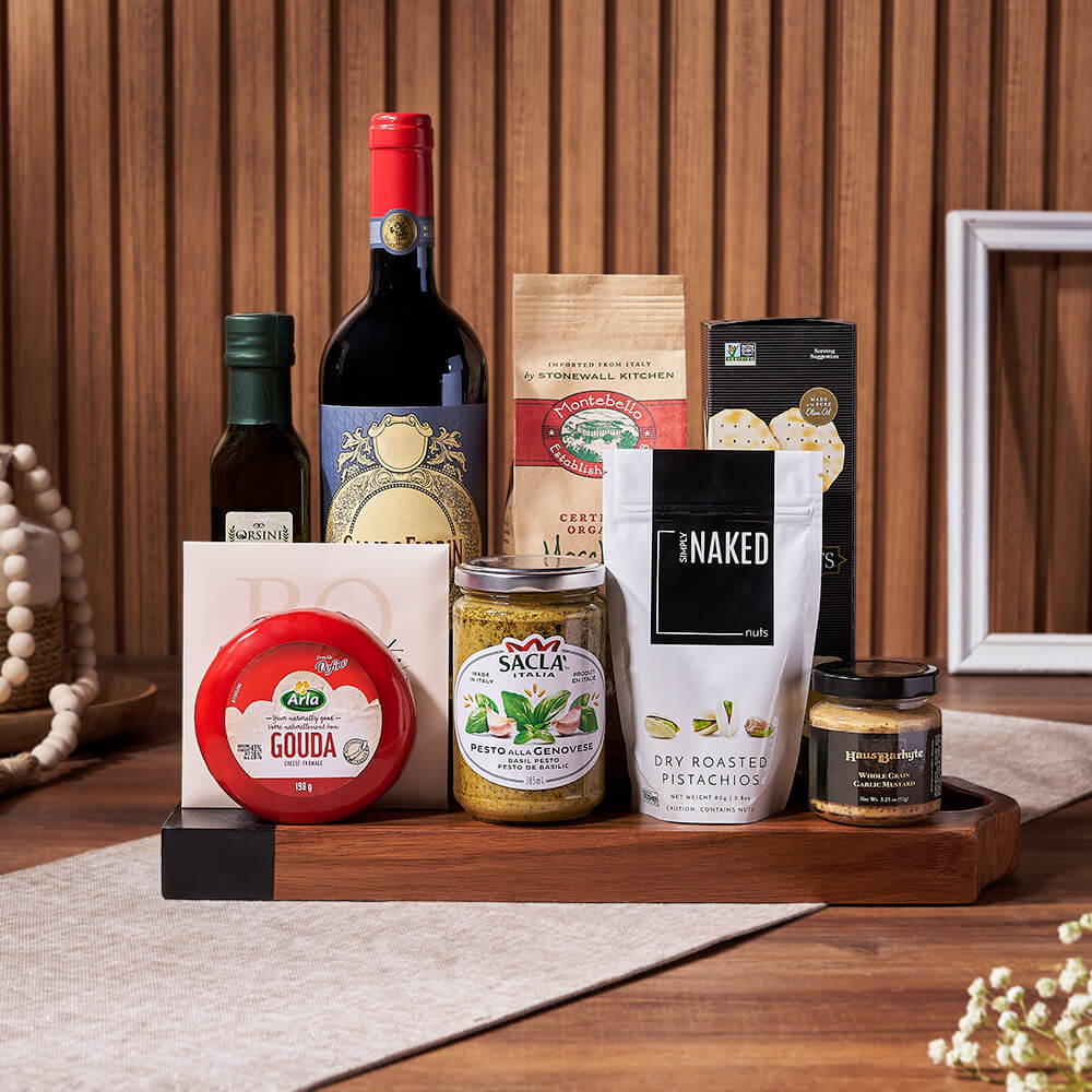 Wine Basket with Pasta and Cheese – how the gift is presented