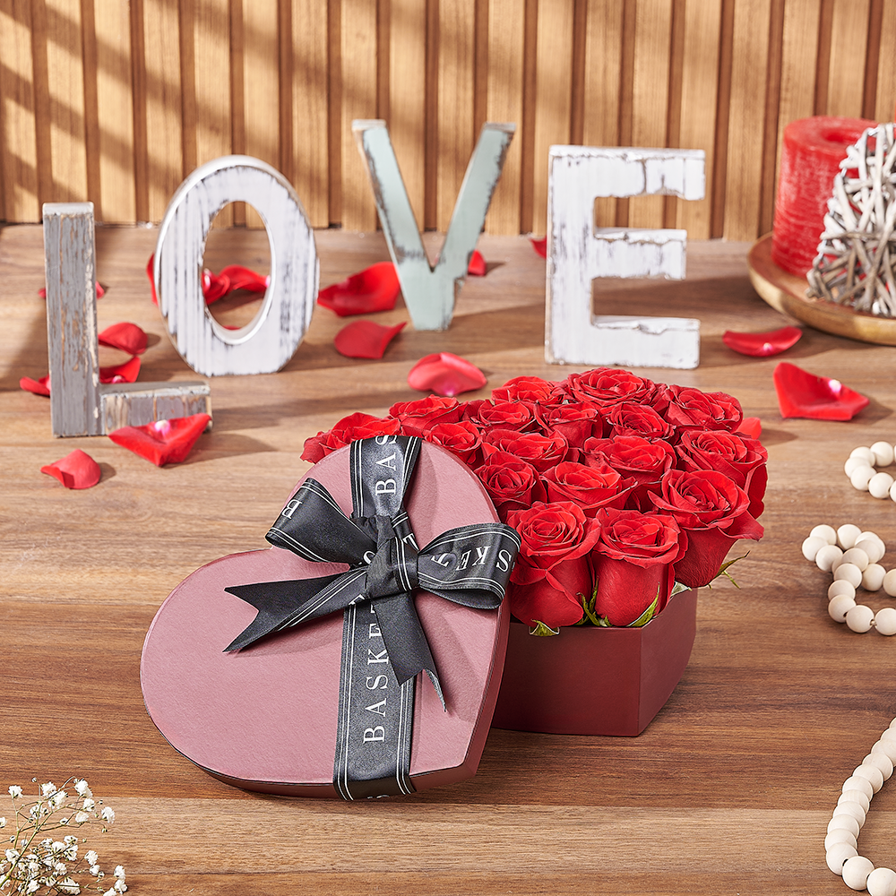 Elegant Heart-Shaped Hat Box with Red Rose Bouquet – how the gift is presented
