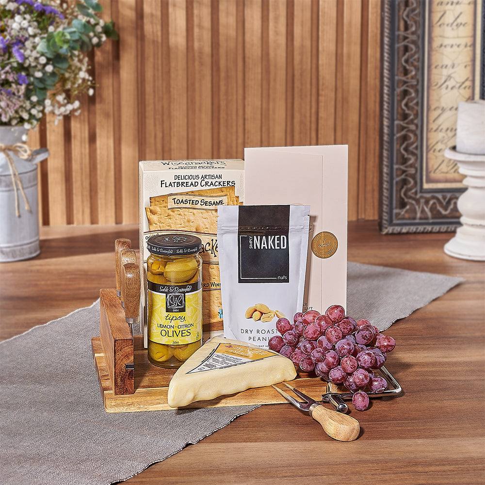 Deluxe Acacia Wood Cheeseboard Basket with Treats – how the gift is presented