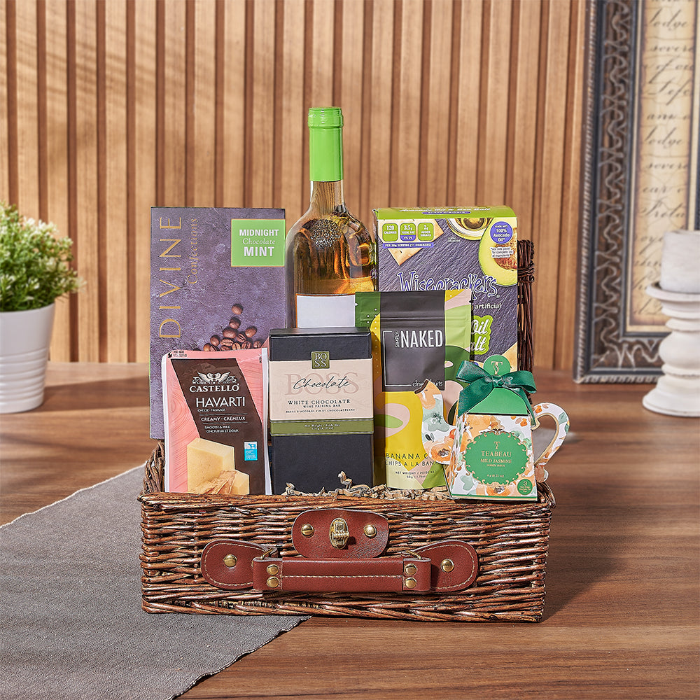 Wicker Picnic Basket with Kosher Wine and Premium Gourmet Snacks – how the gift is presented