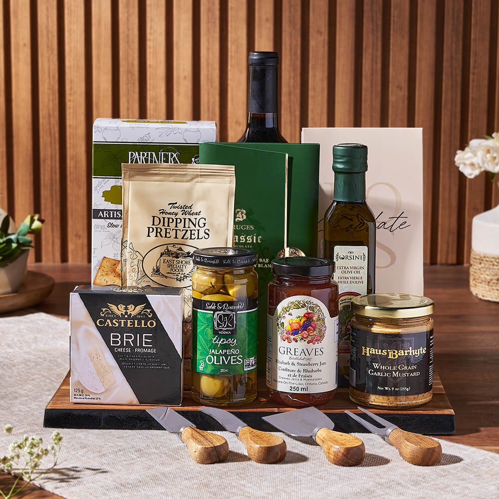 Gourmet Gift Set with Creamy Brie Cheese and Premium Wine – how the gift is presented
