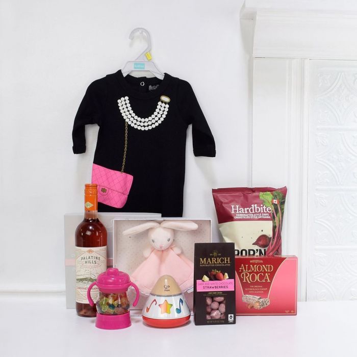 Wine and Marich Chocolate Strawberries Baby Shower Gift Basket – how the gift is presented
