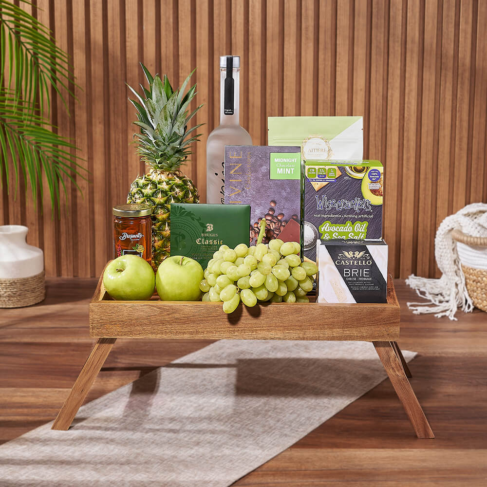 Gourmet Liquor Gift Basket with Brie Cheese and Green Fruits – how the gift is presented