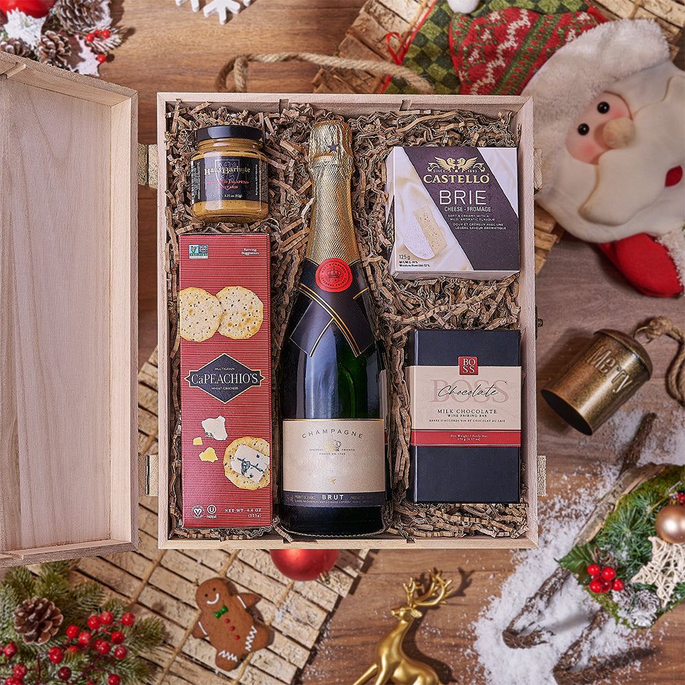 Festive Sparkling Wine and Gourmet Gift Box with Cheese and Crackers – how the gift is presented