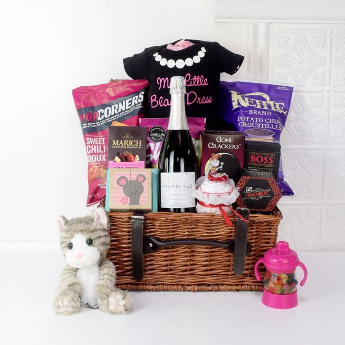 Elegant Champagne Gift Basket Featuring Artisan Snacks – how the gift is presented