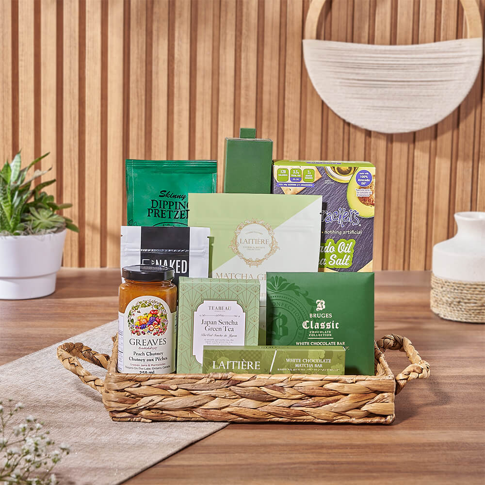 Gourmet Snack Basket with Woven Tray – how the gift is presented