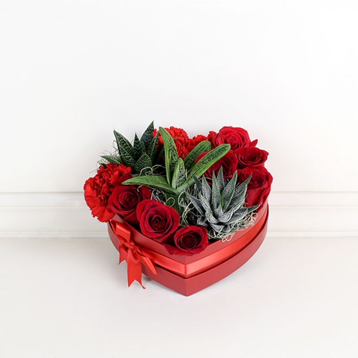 Champagne and Red Rose Floral Arrangement in Heart-Shaped Box – how the gift is presented